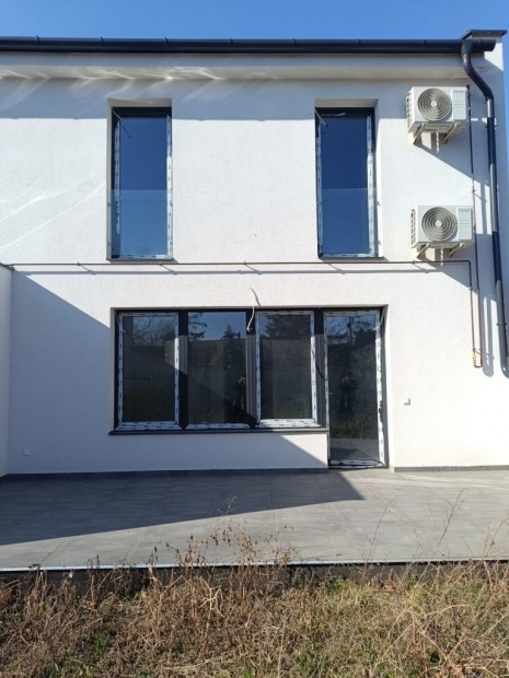 135 nm-es h�z elad� Ny�regyh�za