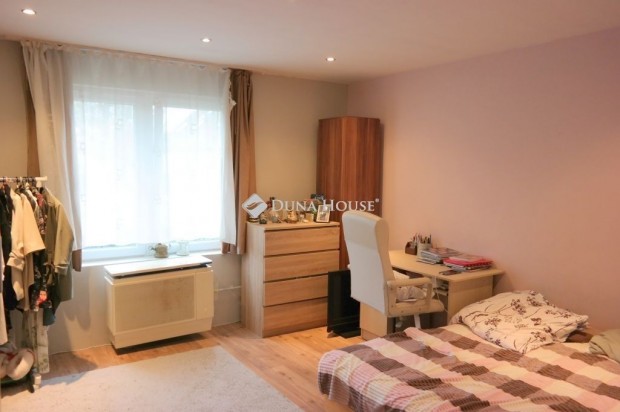 136 nm-es h�z elad� �porka