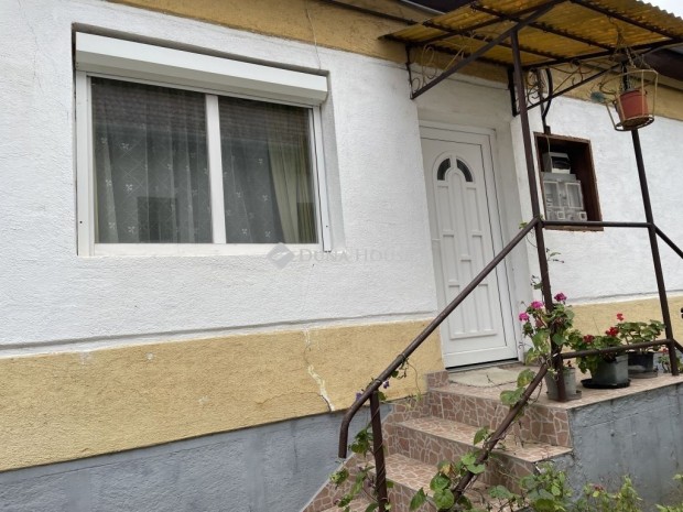 136 nm-es h�z elad� Isztim�r