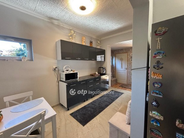 136 nm-es h�z elad� Kisv�rda