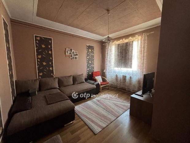 136 nm-es h�z elad� Kisv�rda