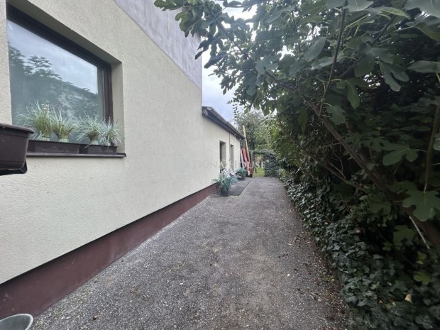 136 nm-es h�z elad� Sz�kesfeh�rv�r