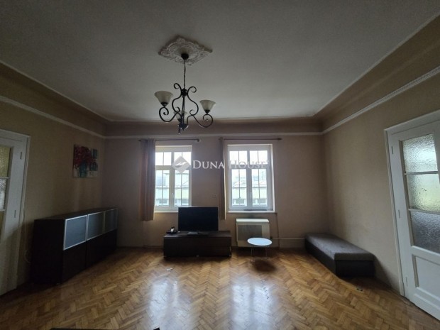 138 nm-es lak�s elad� P�cs