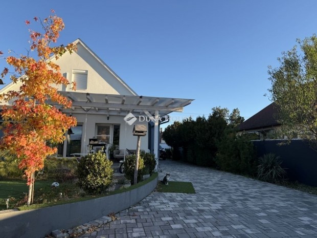 138m2, 4 szoba, fel�j�tott csal�di h�z.