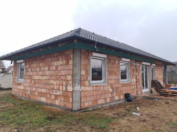 139 nm-es h�z elad� Gy�l