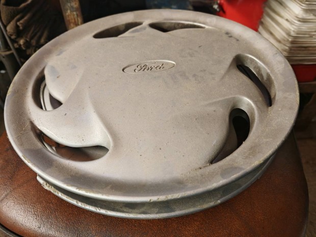 13' Ford gy�ri d�szt�rcsa (s�r�lt)