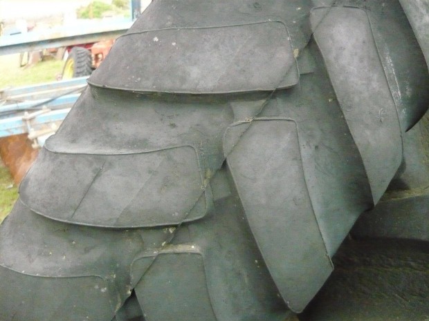 1400 R20 1200 R18 orosz gumi elad