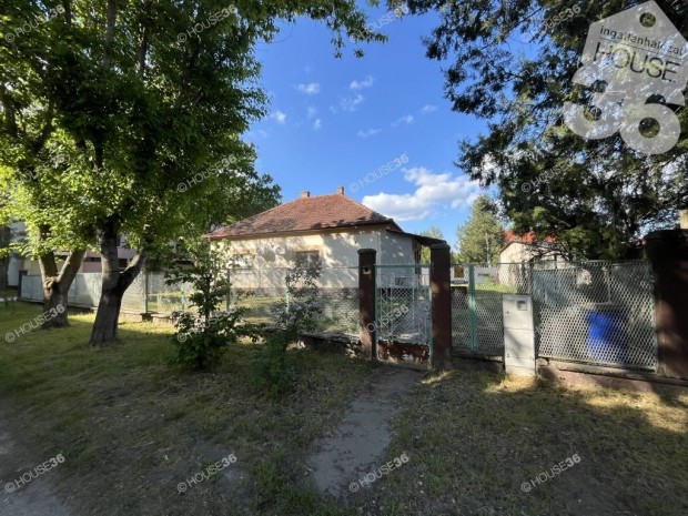 140 m2-es feljtott csaldi hz elad a Hunyadivros szvben!