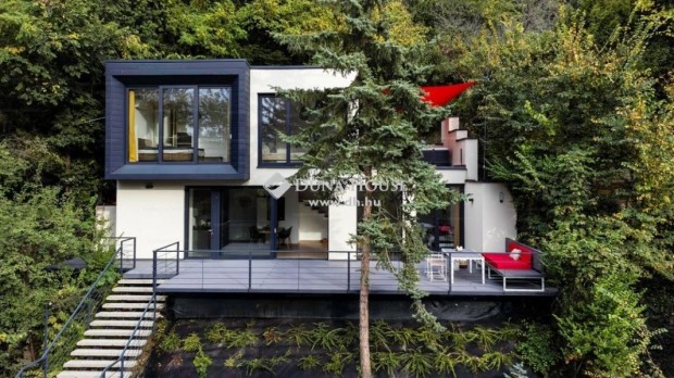 140 nm-es h�z elad� Balatonakarattya