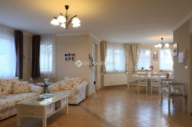 140 nm-es h�z elad� Balatonkenese