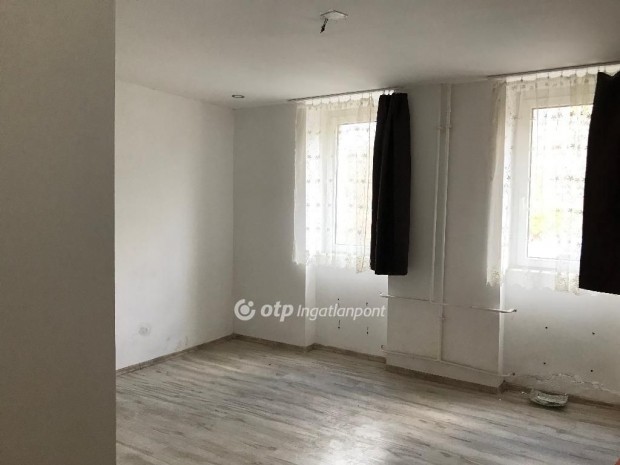 140 nm-es h�z elad� Eger