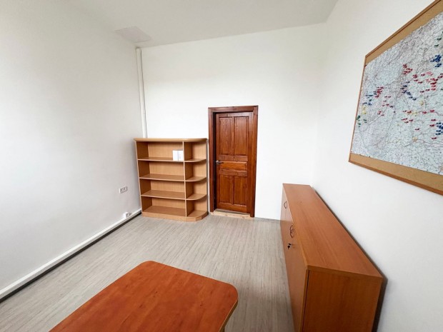 142  nm-es - f�ldszinti ,  5  szob�s  ingatlan kiad�.