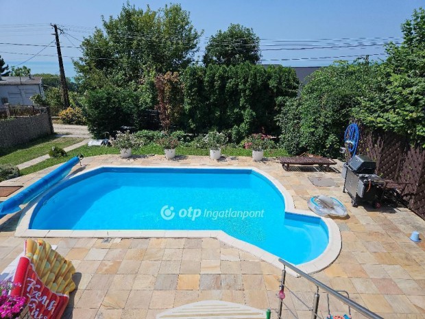 142 nm-es h�z elad� Balatonakarattya