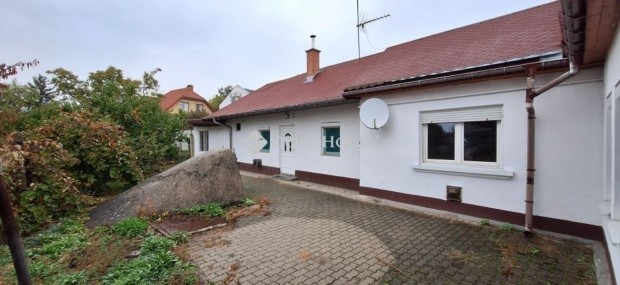 142 nm-es h�z elad� G�d�ll�