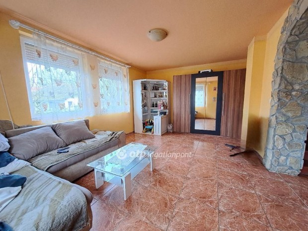 142 nm-es h�z elad� Kis�jsz�ll�s