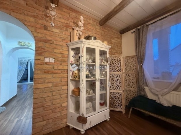 143 nm-es h�z elad� Vecs�s