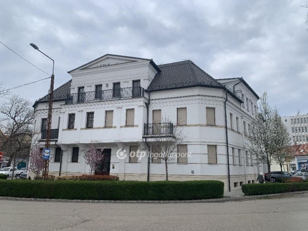 143 nm-es lak�s elad� Kecskem�t