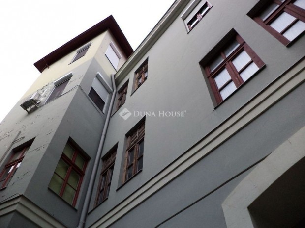 146 nm-es lak�s elad� Sz�kesfeh�rv�r