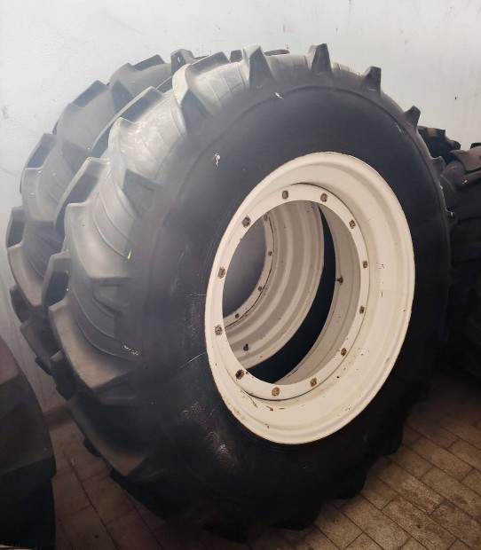 14,9 R30 Taurus szerelt ker�k New Holland felnivel