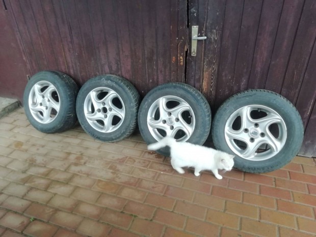 14-es alufelni jó gumikkal, csavarokkal eladó. ladó
