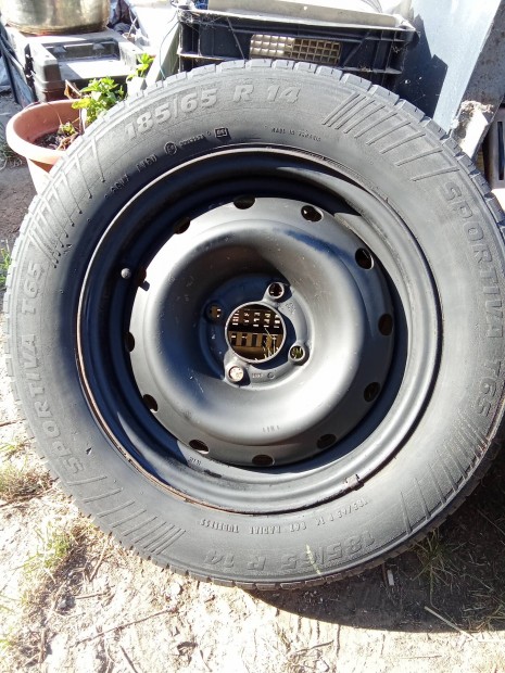 14"os lemezfelni 185/65 R14es nyári gumival