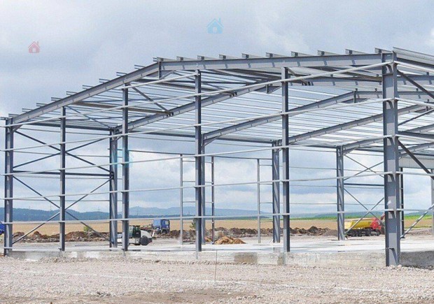 1500 m2 h�szigetelt csarnok elad� Szegedt�l 15 km-re!