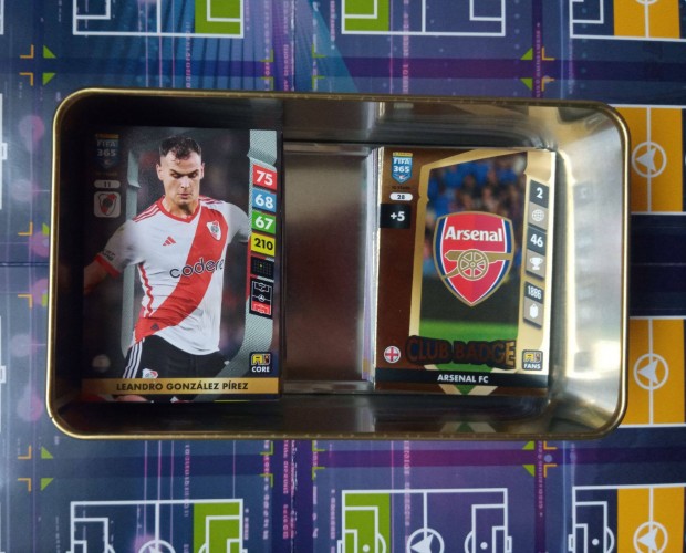 150 db Panini Fifa 365 2025 különbőző kártya Nagy fémdobozban