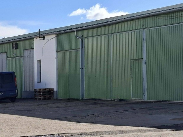 150 m2 rakt�r/m�hely nagy dupla sz�rnyas ajt�kkal