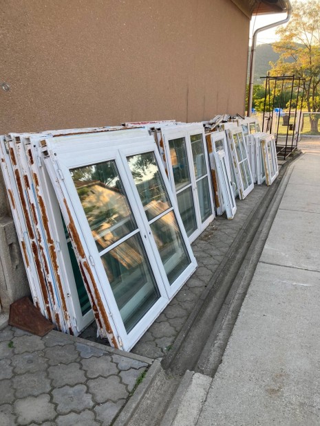 1530x1390 bontott manyag ablakok eladk !