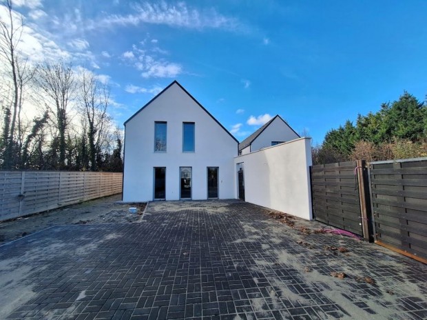 154 nm-es h�z elad� Balatonakarattya