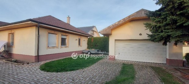 154 nm-es h�z elad� Mosonmagyar�v�r