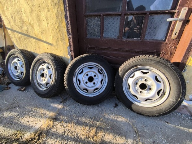 155/70 R13 ngyvszakos gumiabroncs s lemezfelnin