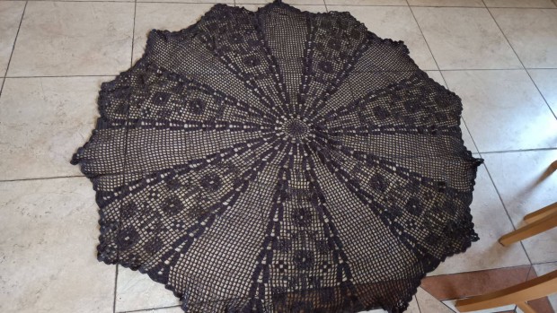 155 cm átmérőjű horgolt terítő eladó!
