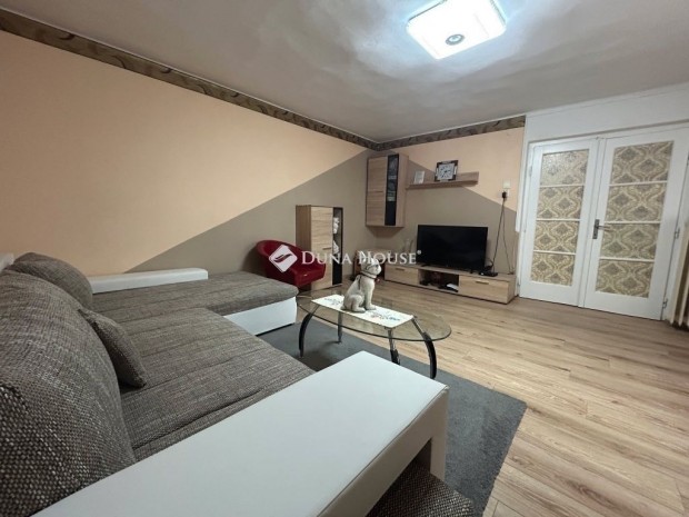 156 nm-es h�z elad� �csa