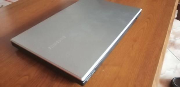 15" Samsung laptop, 4 magos A6 proci, 4 gb ram, j akku