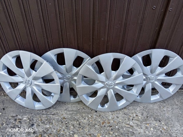 15" Toyota gyári dísztárcsa ,spanyol ,Újpesten