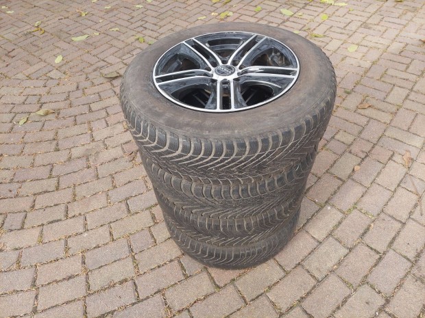 15' fekete lakk többlyukú alufelni 195/65 R15 négyévszakos gumival