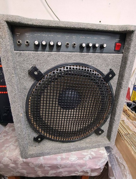15" hangszóróval,csöves előfokkal gitárerősítő eladó