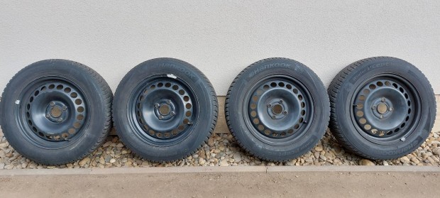 15"-os acél kerékszett téligumikkal