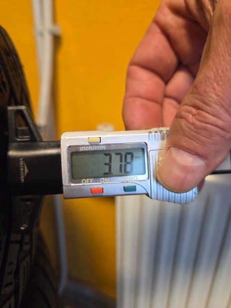 15-s 2021-es aut tli gumi szett Szenzoros, gyri Toyota felni