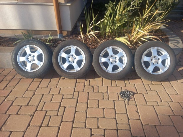 15-ös Ford Focus Alufelni Magma195/65R15 Nyári gumikkal