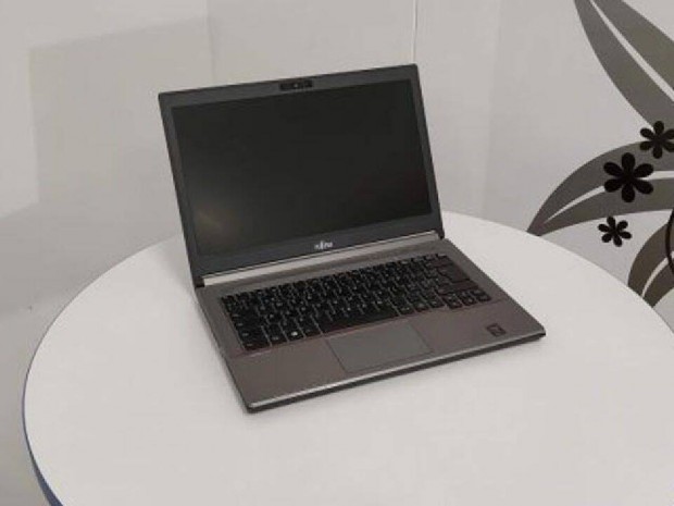 1600+ j laptop?Vagy ez: Fujitsu Lifebook u748 -Dr-PC-nl