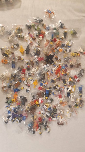 160 db LEGO figura egyben elad�