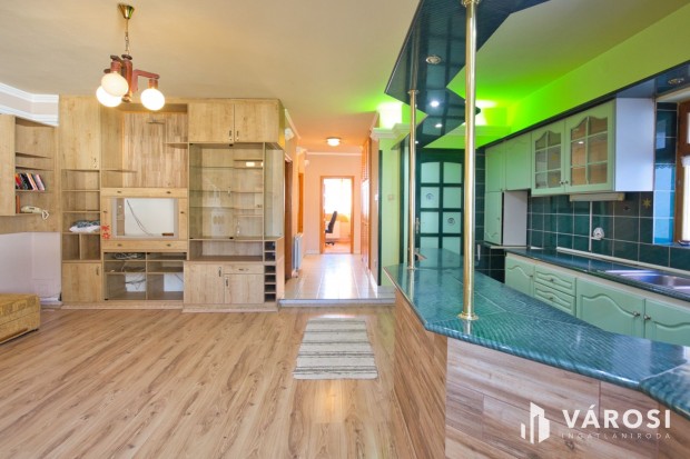 160 m2-es, csal�di-sorh�z a Csaba Park k�rny�k�n elad�