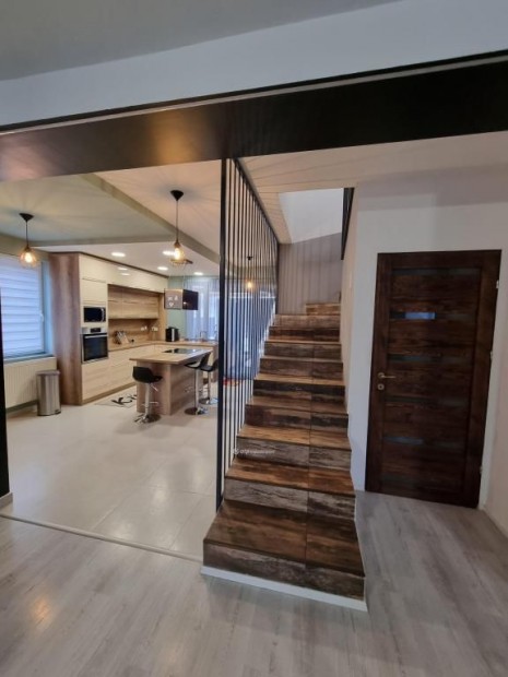 160 nm-es h�z elad� Ny�r�d