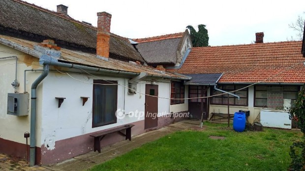 161 nm-es h�z elad� Szarvas