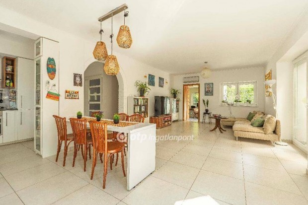 164 nm-es h�z elad� Velence #5155626