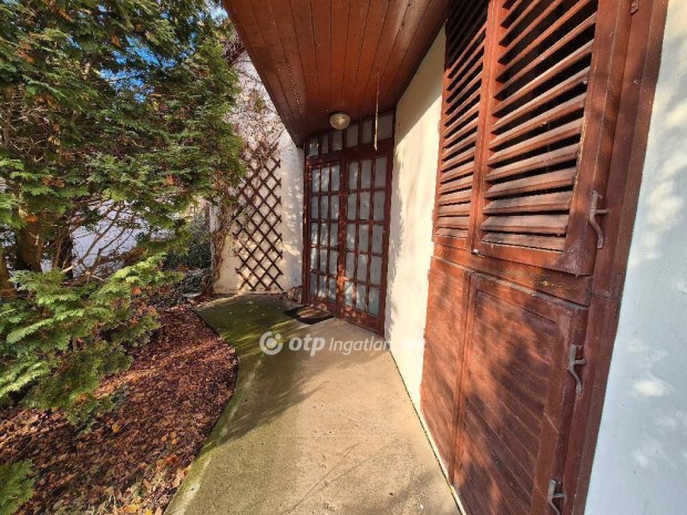 165 nm-es h�z elad� Csongr�d