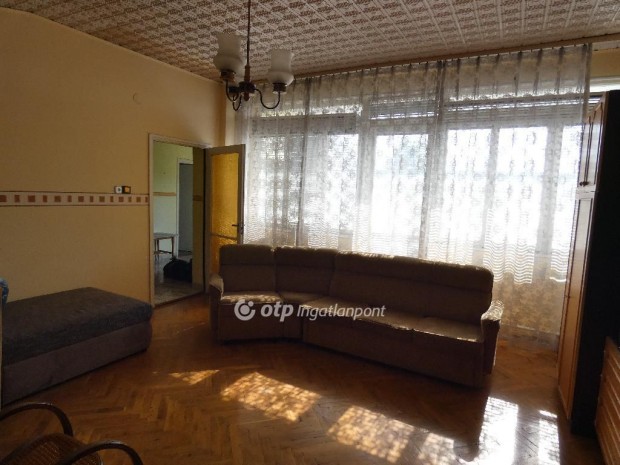 165 nm-es h�z elad� Kalocsa