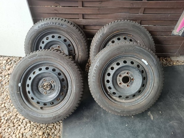 16" 5x114,3 felni 205/60 Újszerű Good/Year téli gumival eladó!